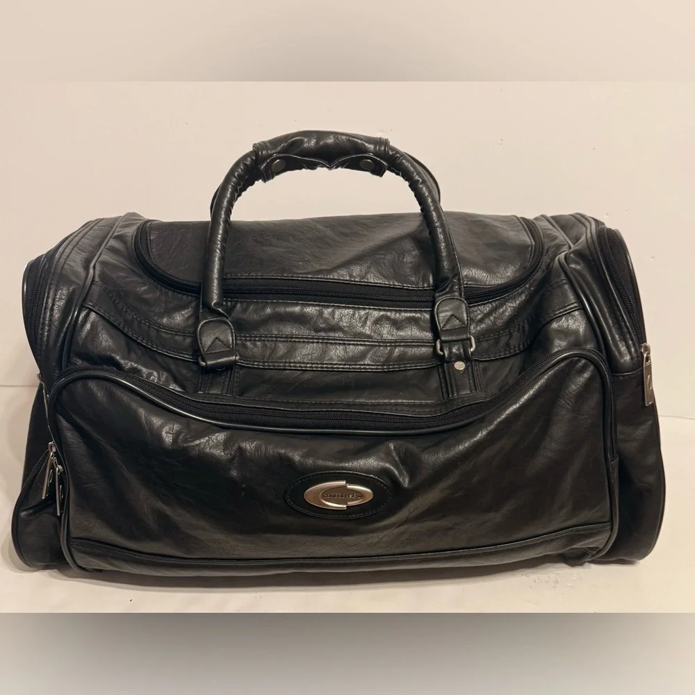 Concourse Leather Duffel Travel Bag Approximately 21x11x10 Removable Strap